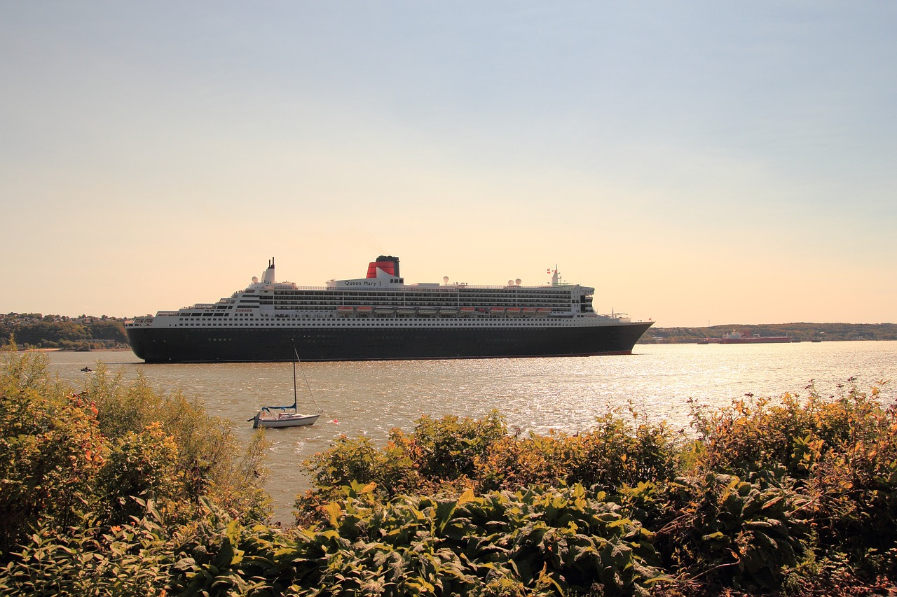 Queen Mary 2 besucht Hamburg erneut